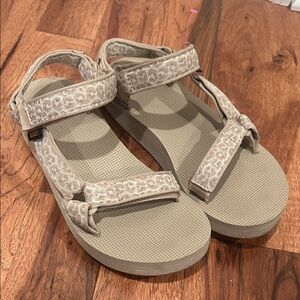 Teva Women’s Midform Universal Neutral Leopard Print Sandals (Dorinda Sesame)